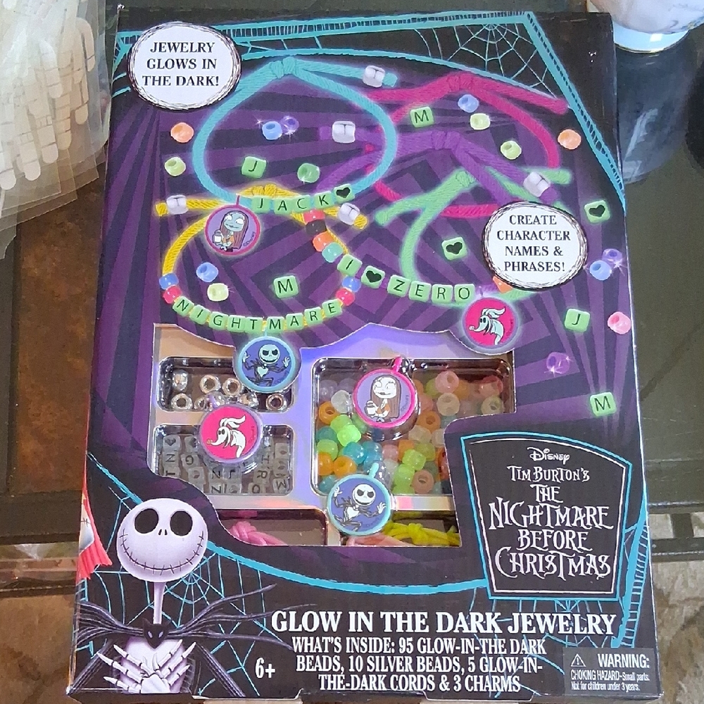 THE NIGHTMARE BEFORE CHRISTMAS GLOW IN THE DARK JEWELRY SET